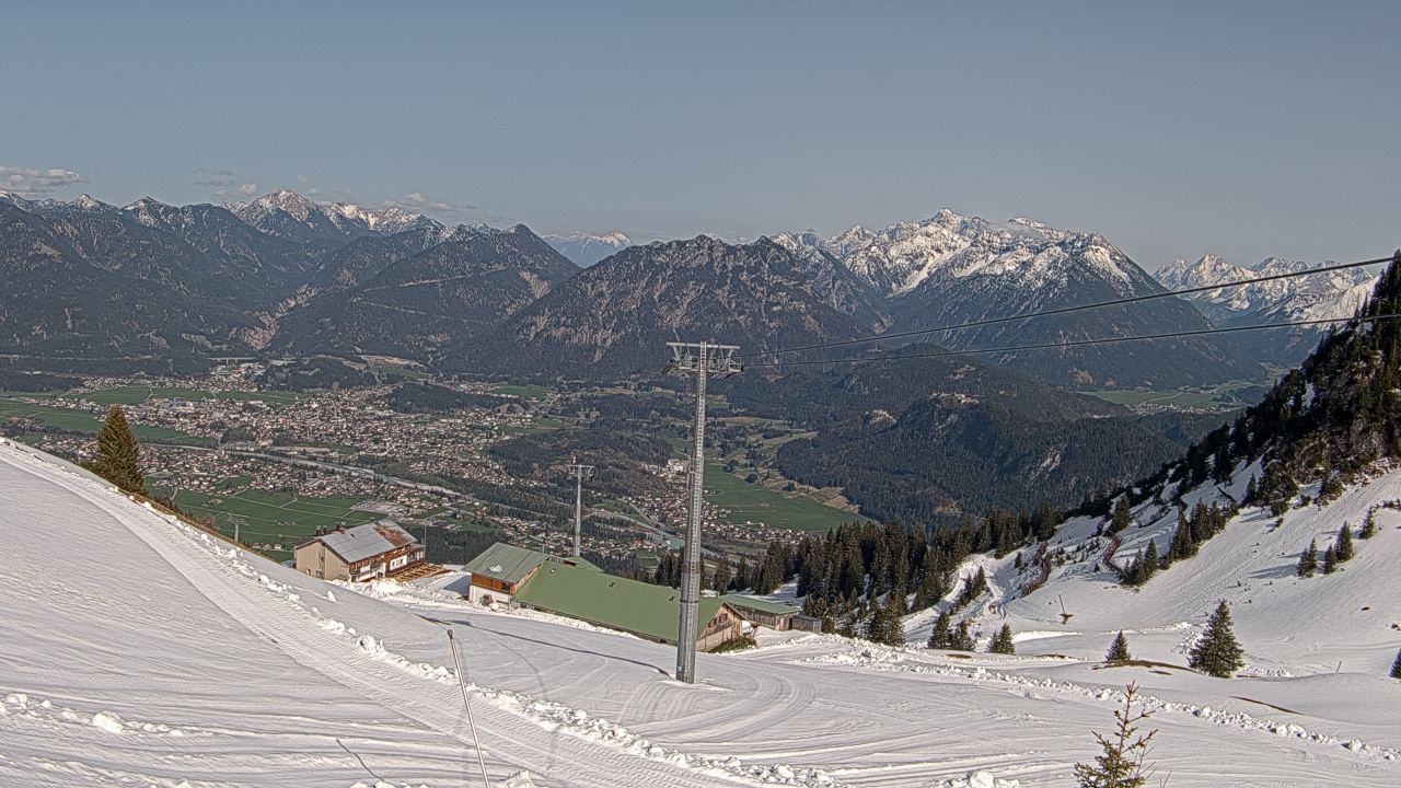 Webcam Blick vob der altern Bergstation auf das Ski- und Wandergebiet Hahnenkamm